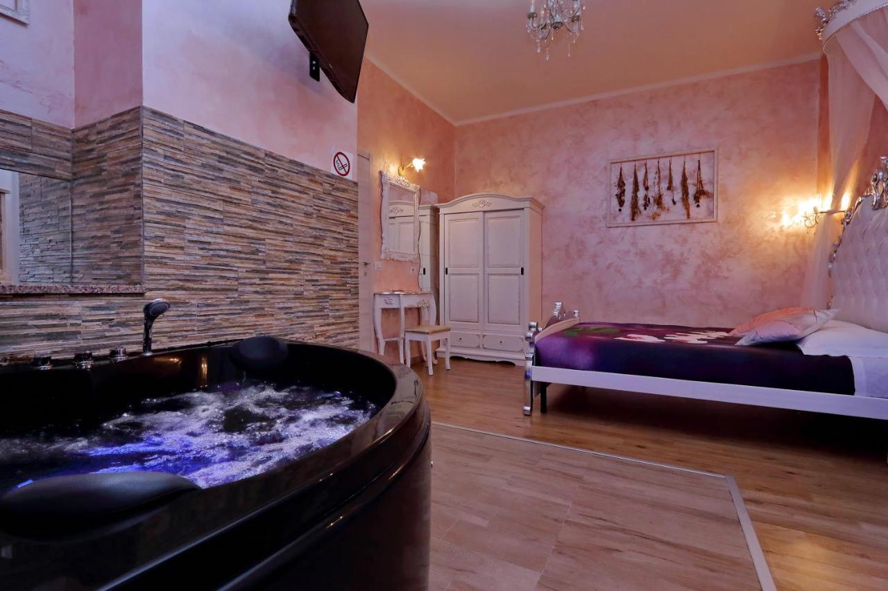 Deluxe Rooms And Chilling Jacuzzi Suite Guesthouse Roma Eksteriør bilde